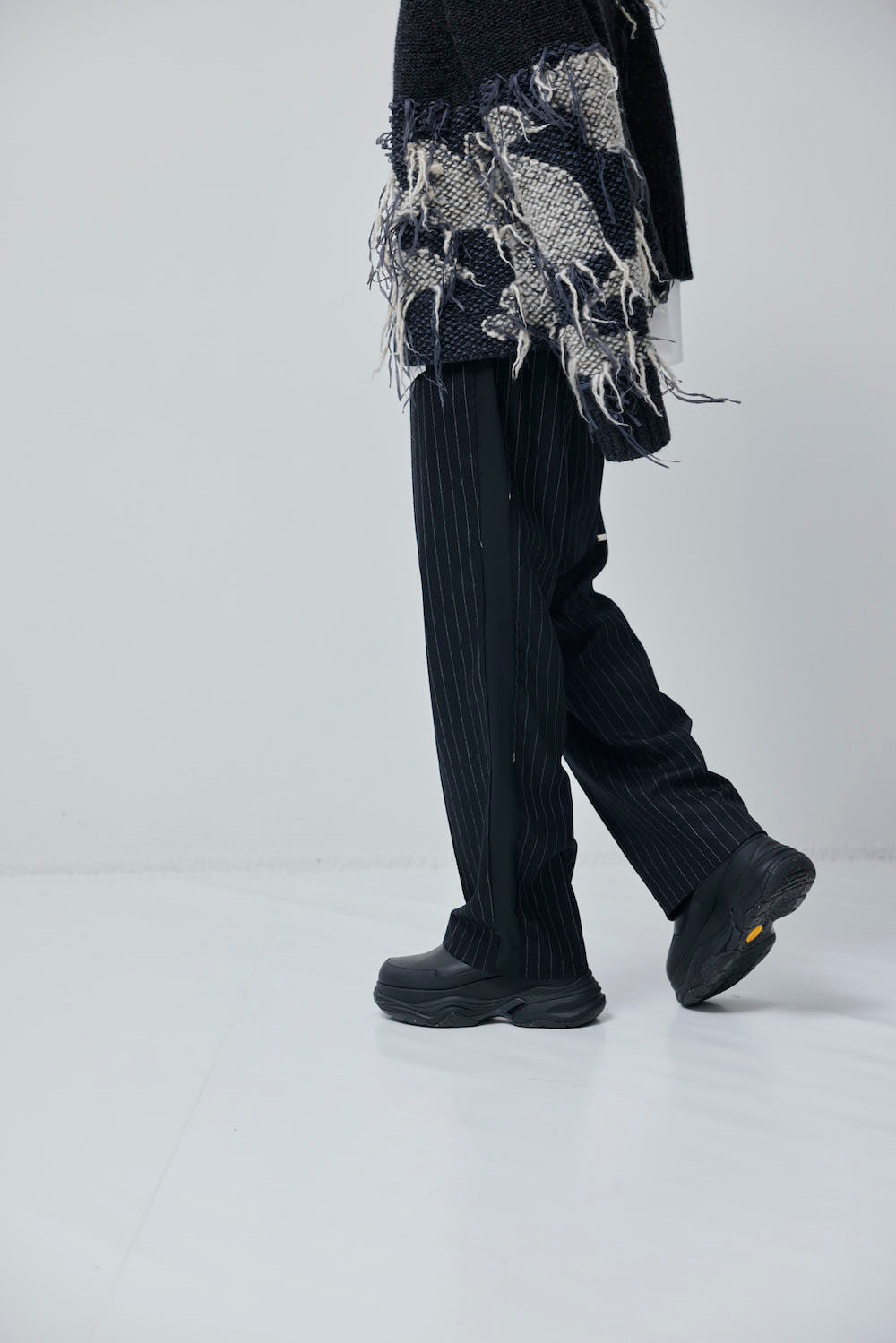 LB23AW-PT04-GST | ストライプウールサージサイドラインラップドトラウザー | BLACK STRIPE