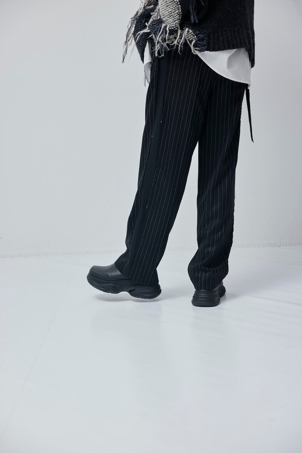 LB23AW-PT04-GST | ストライプウールサージサイドラインラップドトラウザー | BLACK STRIPE