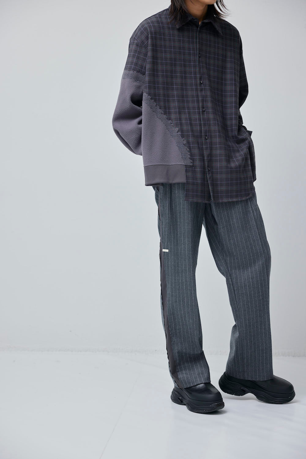 LB23AW-PT04-GST | ストライプウールサージサイドラインラップドトラウザー | GRAY STRIPE