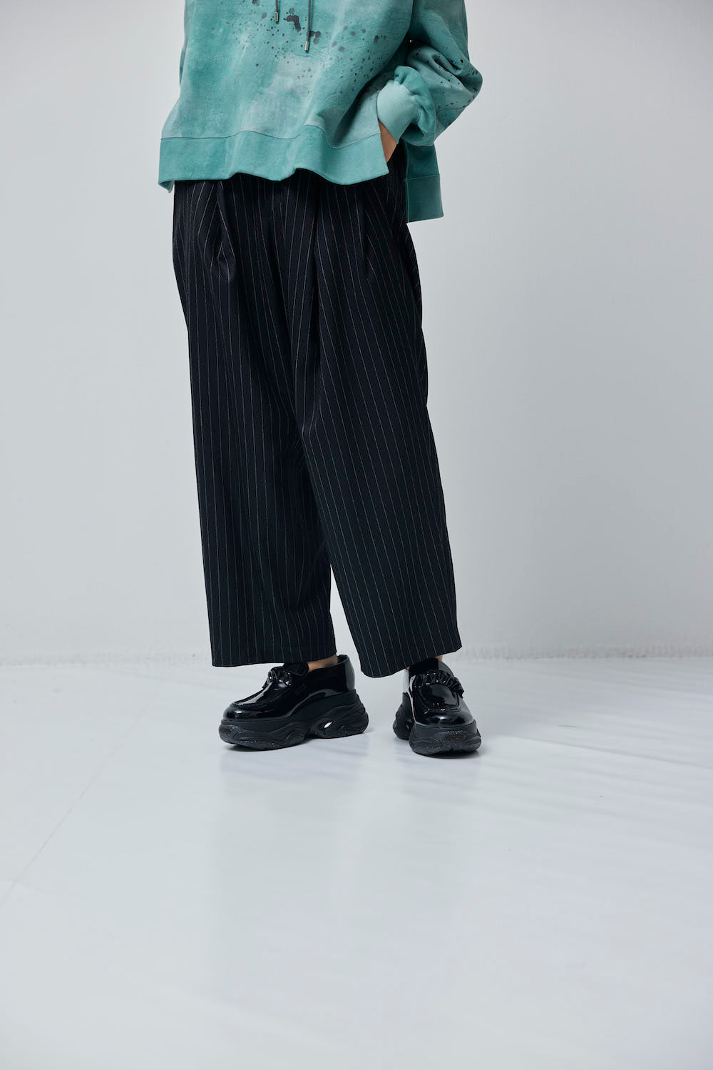 LB23AW-PT05-GST | ストライプウールサージポケットタックワイドパンツ | BLACK STRIPE