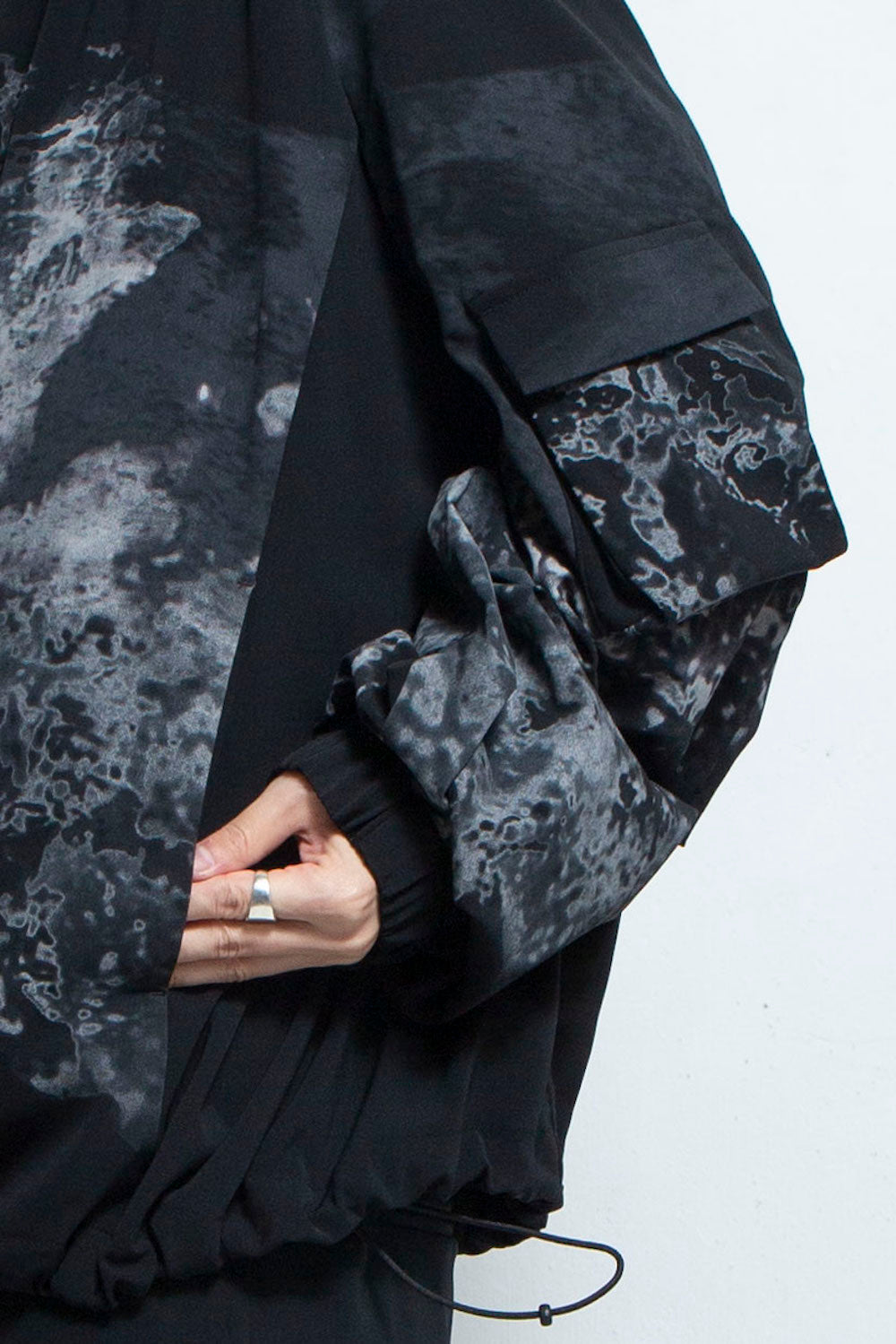 LB24SS-BL03-SLV-SRK | アートモチーフウィンドブレーカー | BLACK
