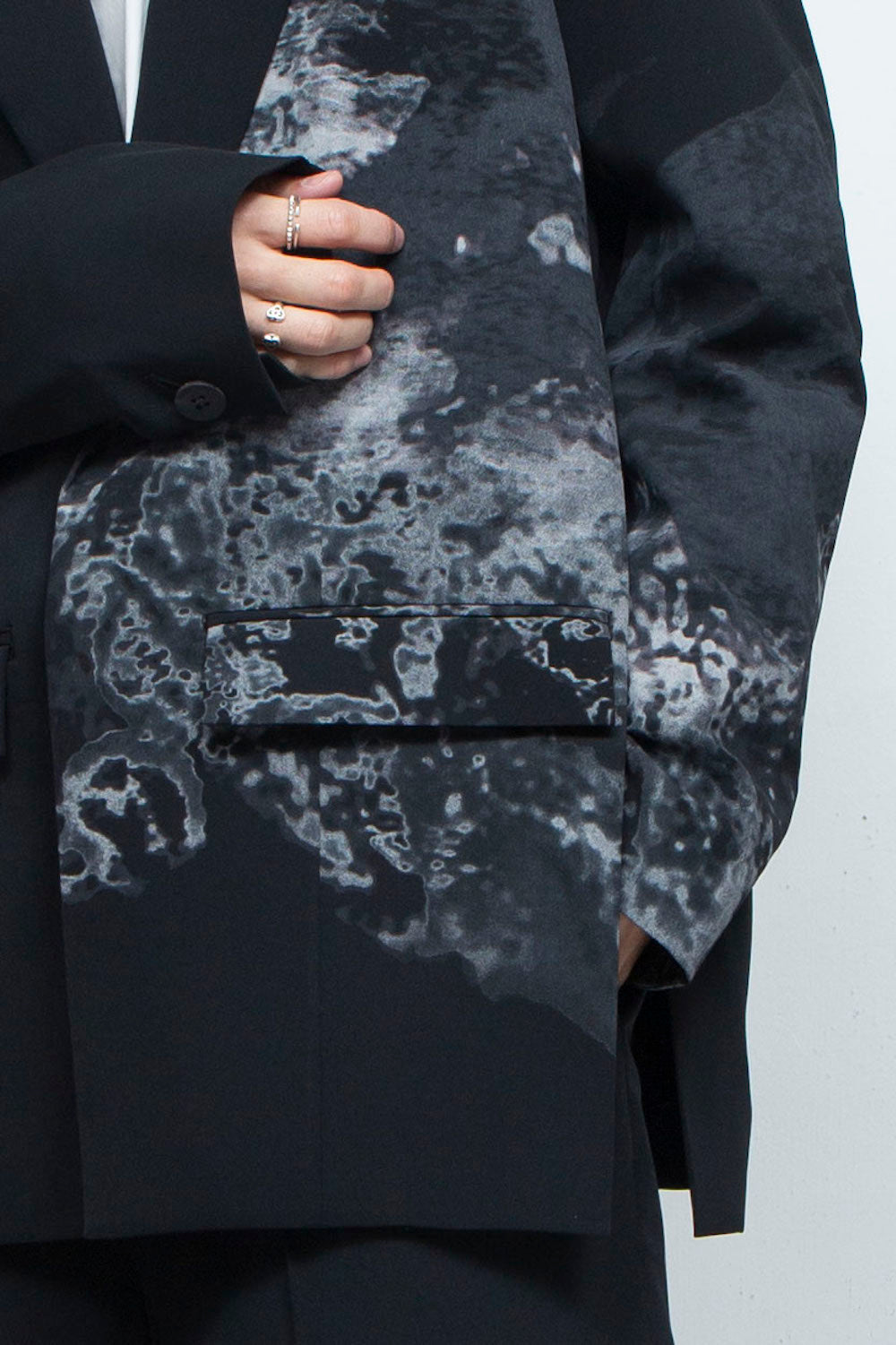 LB24SS-JK06-SLV-SRK | Art motif 2B tailored single jacket | BLACK