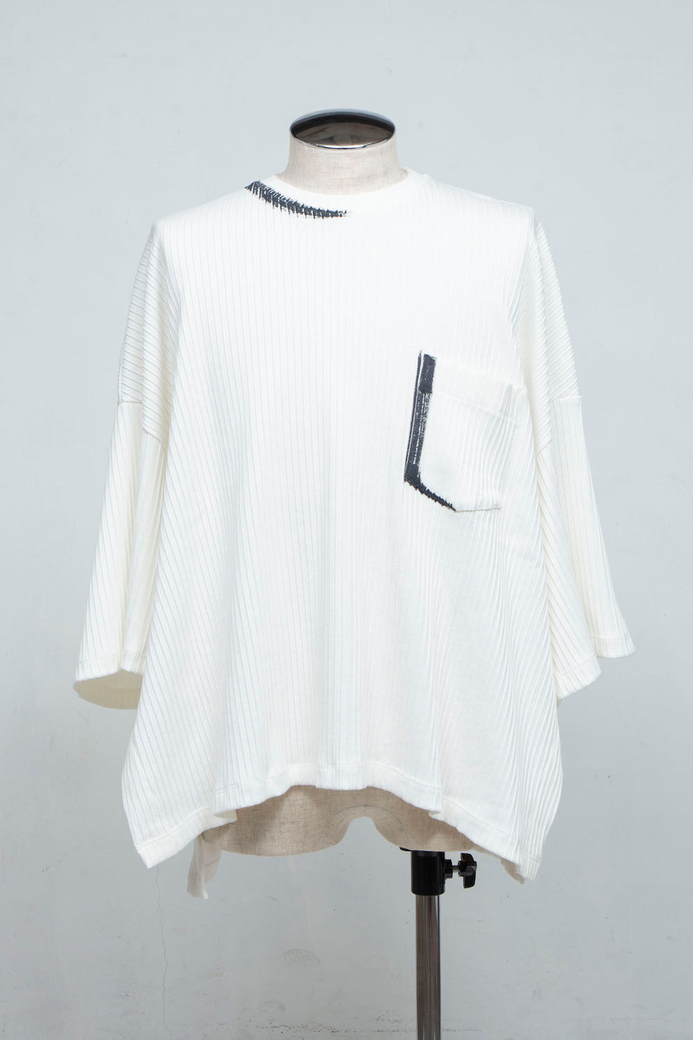 LB24SS-TE09-CPR-HP | ハンドペイントプリーツリブニットサイドベンツTシャツ | OFF WHITE