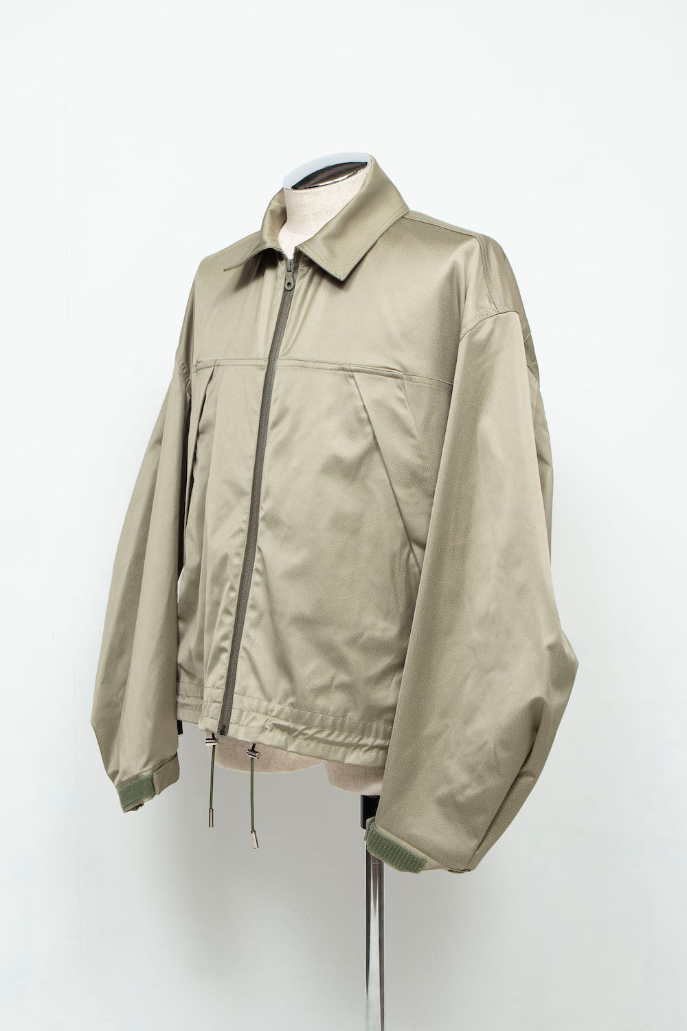 LB24AW-BL01-EMBLTH | FAKE-FAKE 侧拉链通风 CWU 夹克 |
