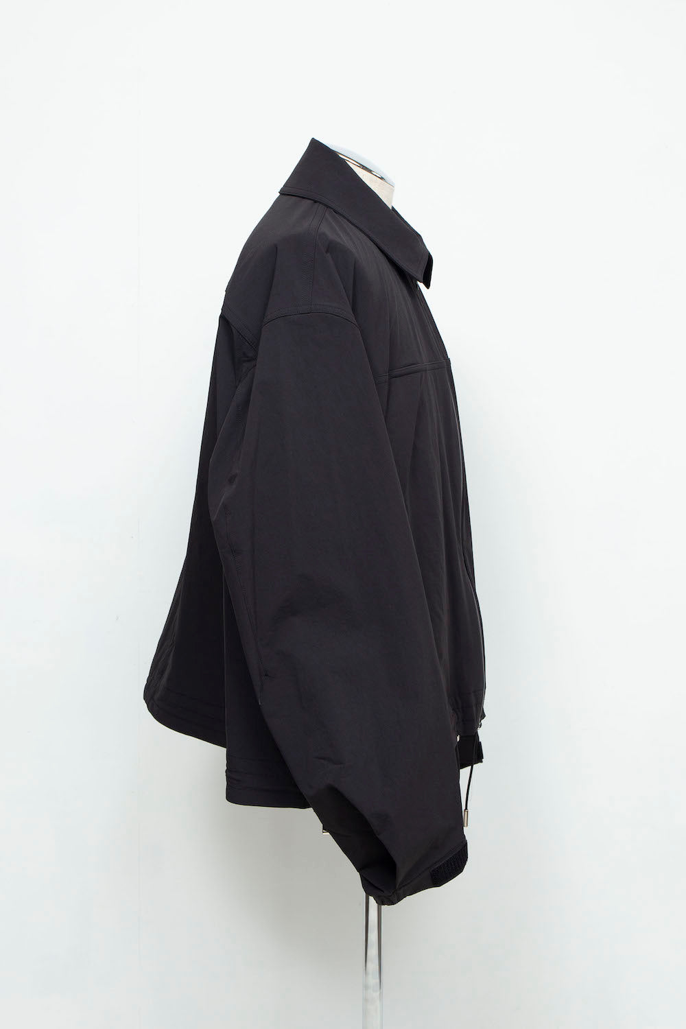 LB24AW-BL01-NBG | Onibegie 侧拉链通风 CWU 夹克 |