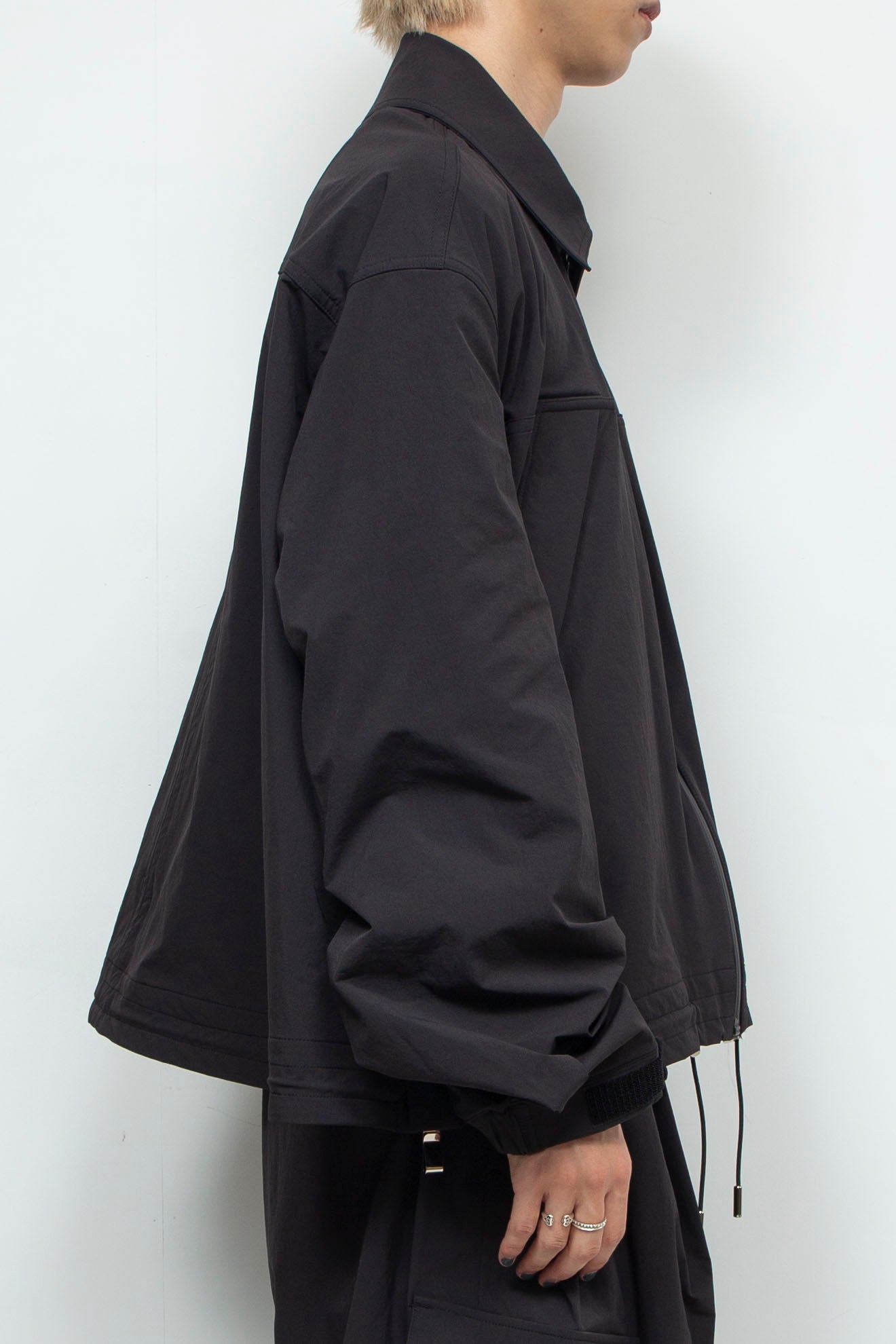 LB24AW-BL01-NBG | Onibegie 侧拉链通风 CWU 夹克 |
