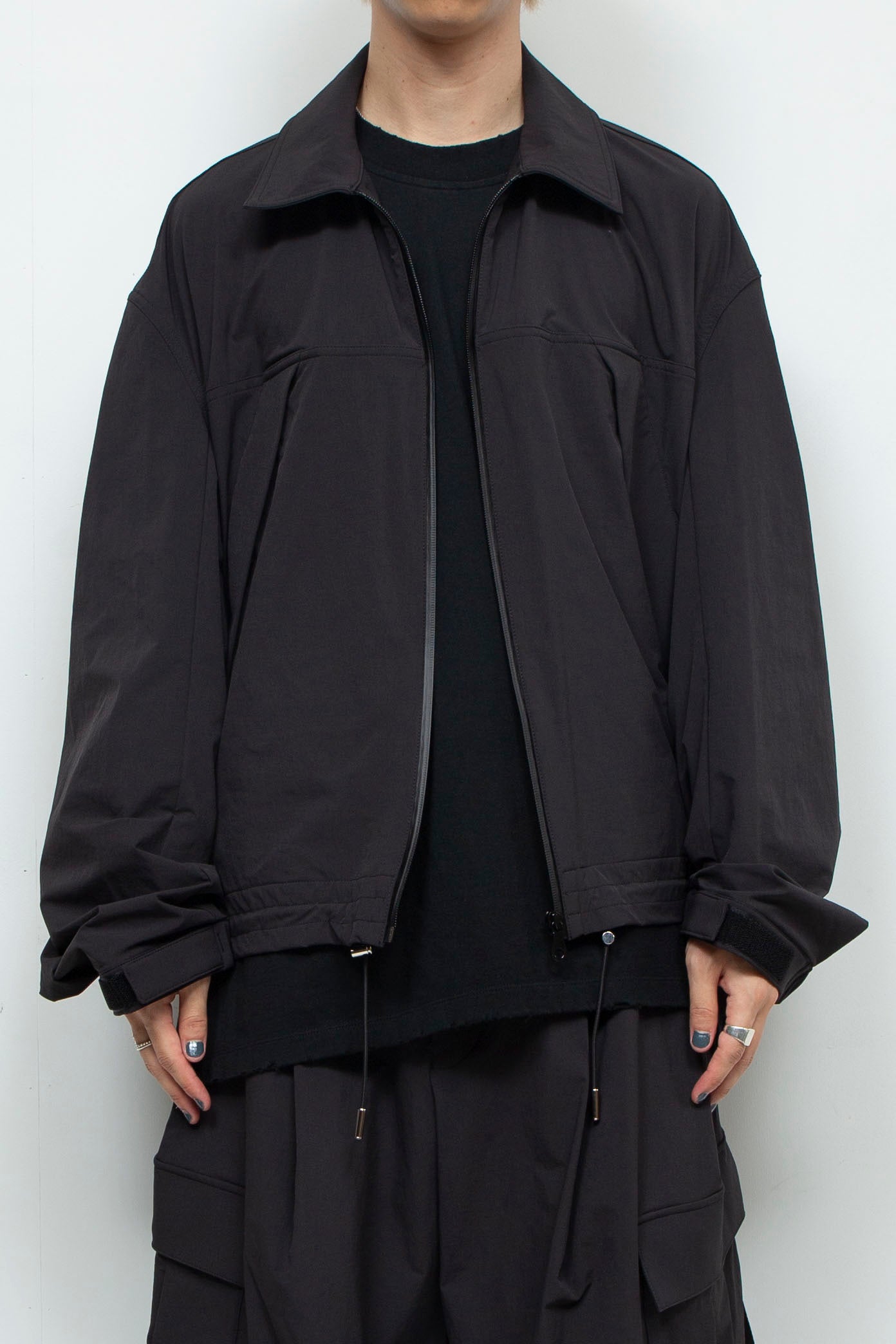 LB24AW-BL01-NBG | Onibegie 侧拉链通风 CWU 夹克 |