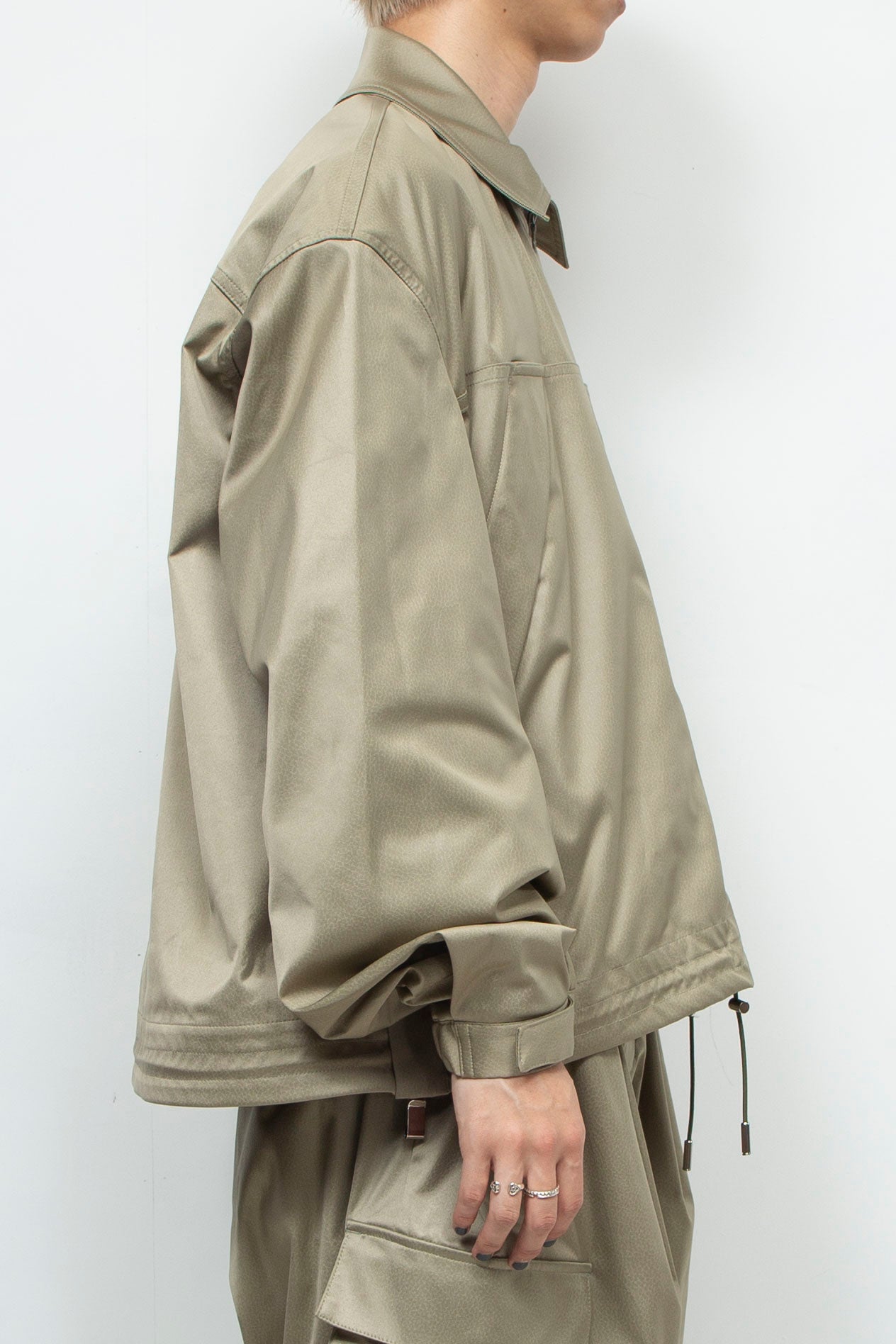 LB24AW-BL01-EMBLTH | FAKE-FAKE 侧拉链通风 CWU 夹克 |