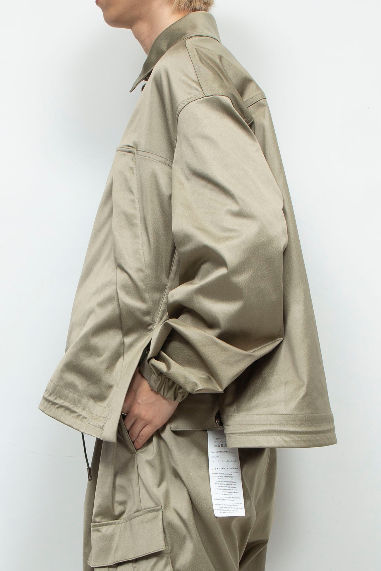 LB24AW-BL01-EMBLTH | FAKE-FAKE 侧拉链通风 CWU 夹克 |