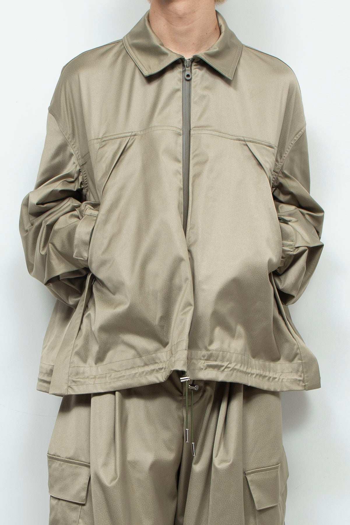 LB24AW-BL01-EMBLTH | FAKE-FAKE 侧拉链通风 CWU 夹克 |