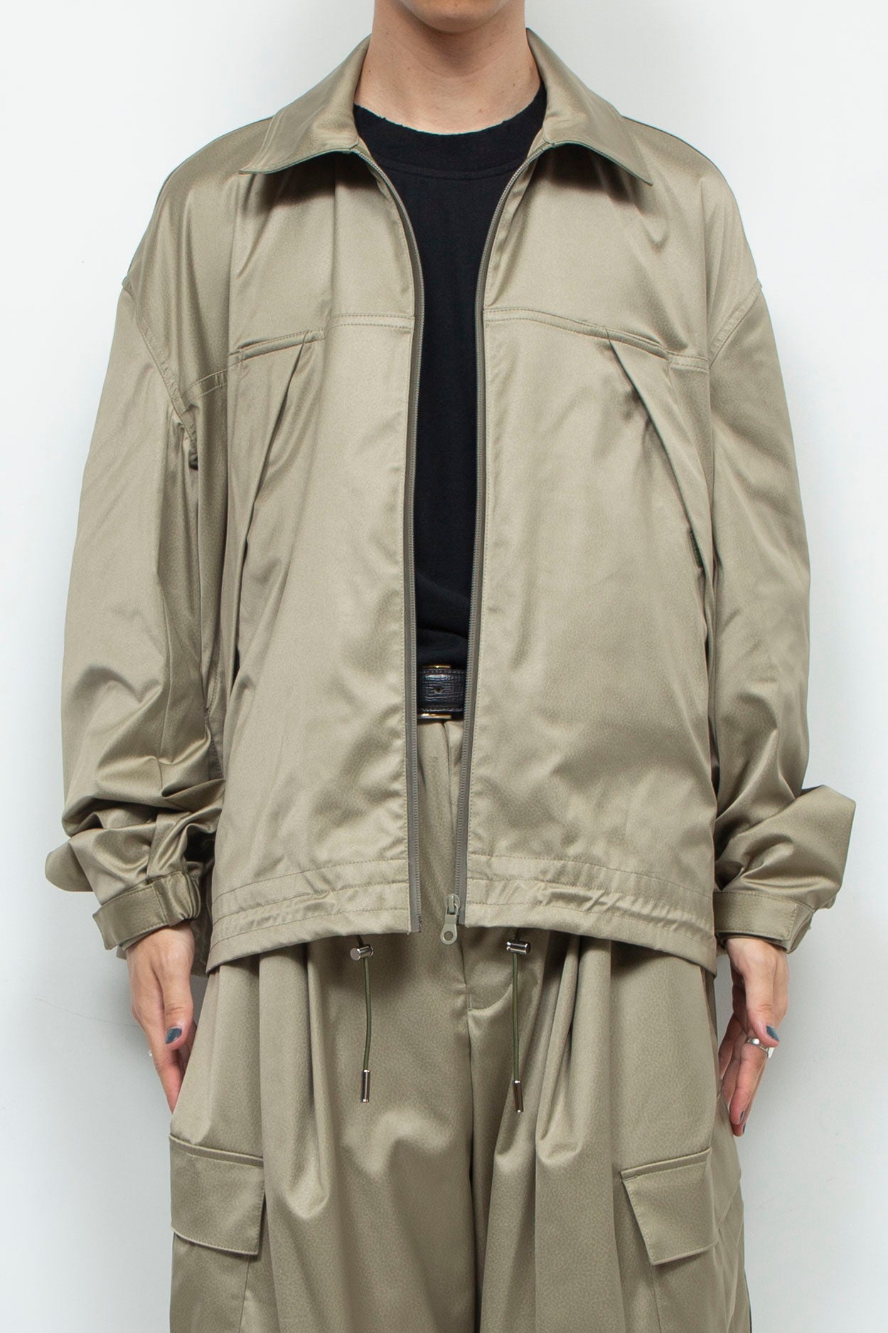 LB24AW-BL01-EMBLTH | FAKE-FAKE 侧拉链通风 CWU 夹克 |