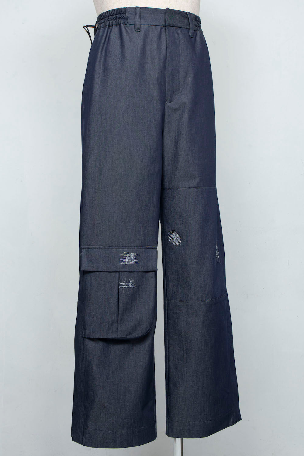 <LAST 1点>
LB25SS-PT07-DDI | COOLMOTION®️ダメージエンブロイダリーデニムペイントトラウザー | NAVY