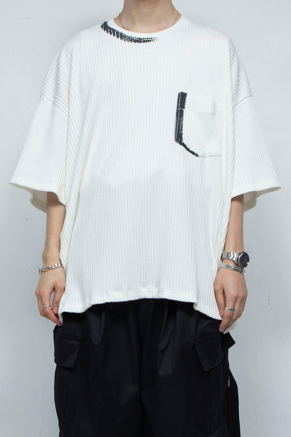 LB24SS-TE09-CPR-HP | ハンドペイントプリーツリブニットサイドベンツTシャツ | OFF WHITE