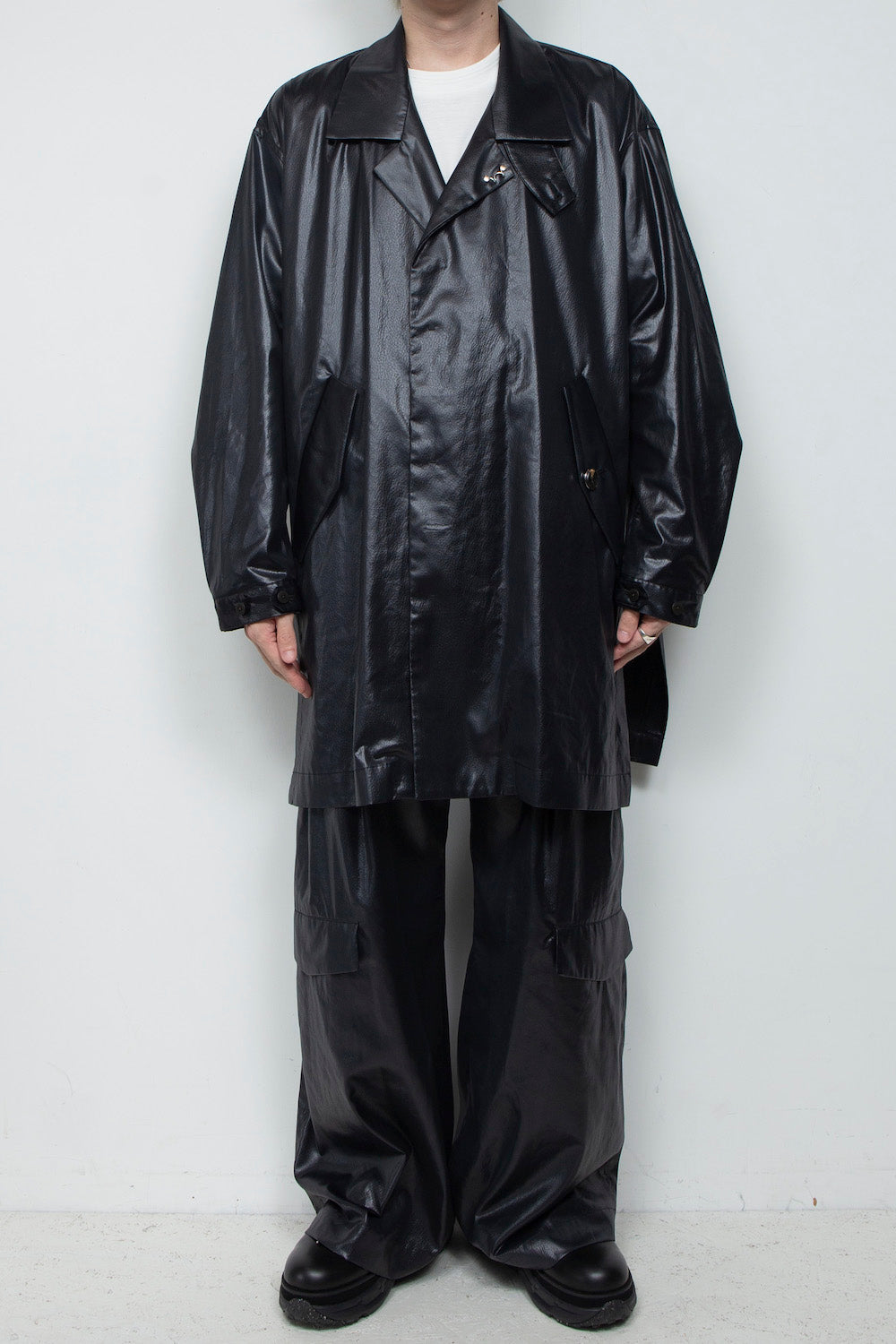 <LAST 1点> LB25AW-SHCO01-FFL | FAKE-FAKE LEATHER Ⅱ ステンカラーライトコート | BLACK