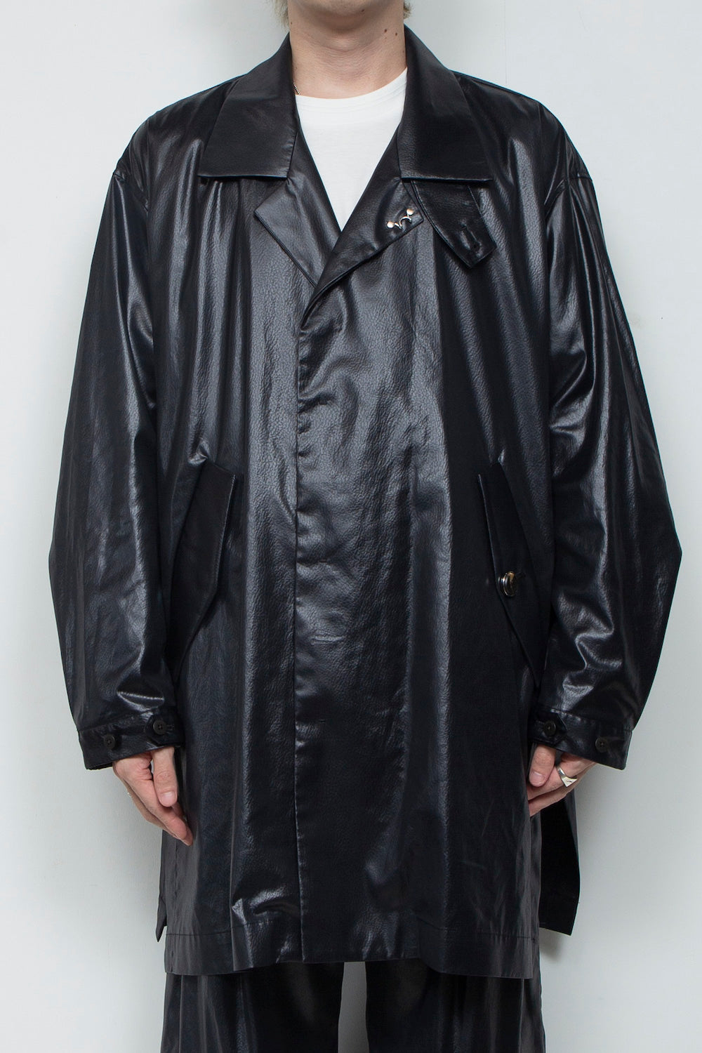 <LAST 1点> LB25AW-SHCO01-FFL | FAKE-FAKE LEATHER Ⅱ ステンカラーライトコート | BLACK