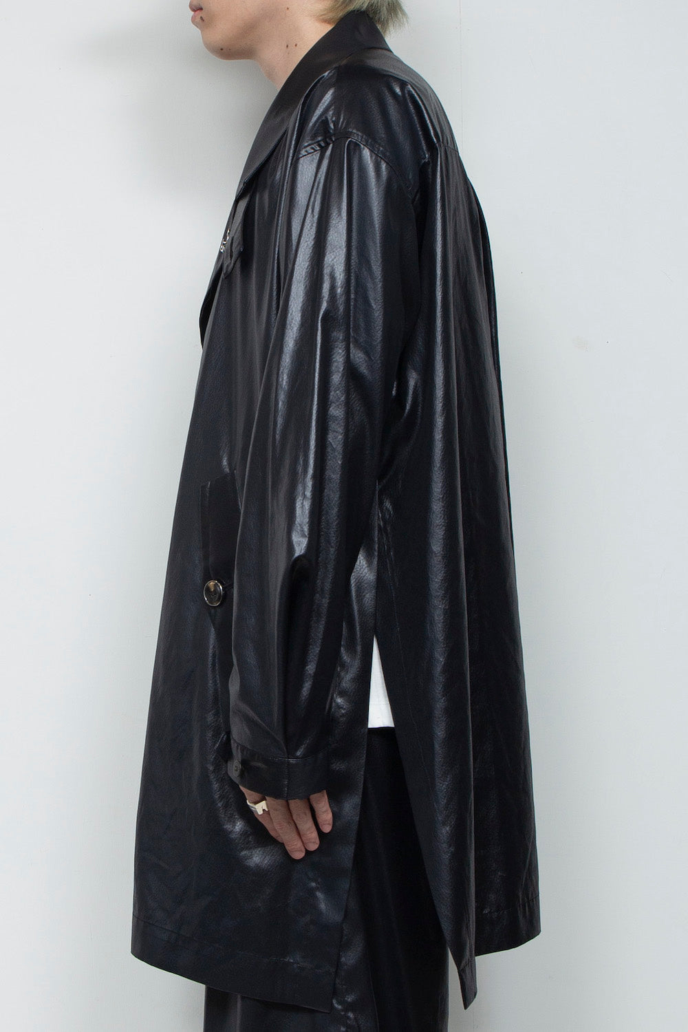 <LAST 1点> LB25AW-SHCO01-FFL | FAKE-FAKE LEATHER Ⅱ ステンカラーライトコート | BLACK