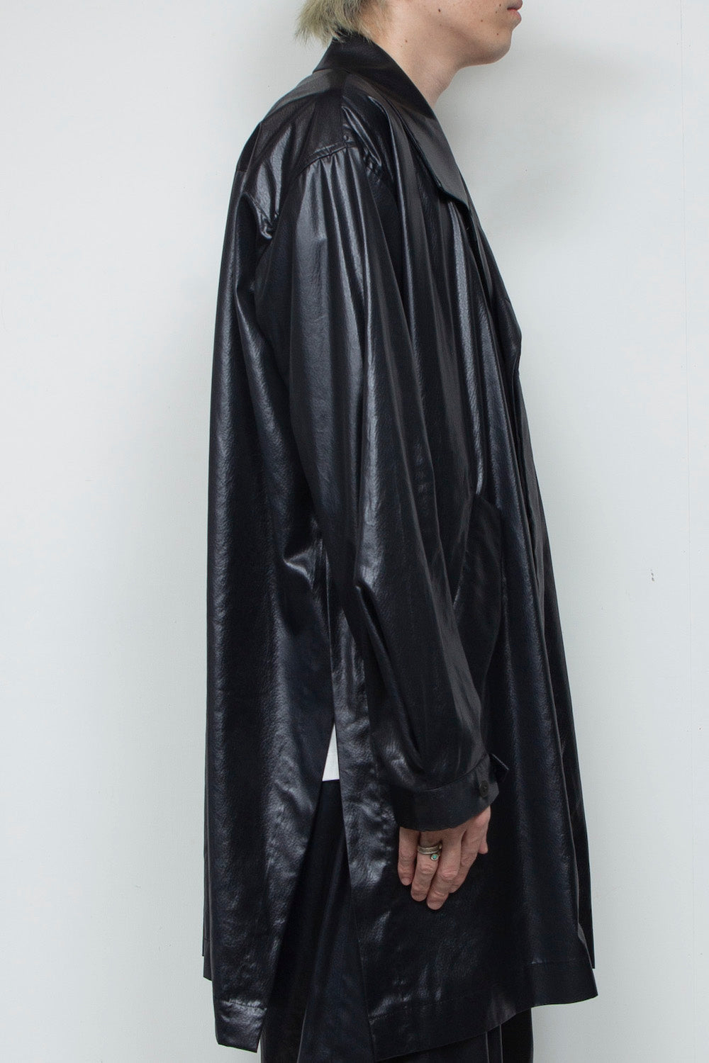 <LAST 1点> LB25AW-SHCO01-FFL | FAKE-FAKE LEATHER Ⅱ ステンカラーライトコート | BLACK