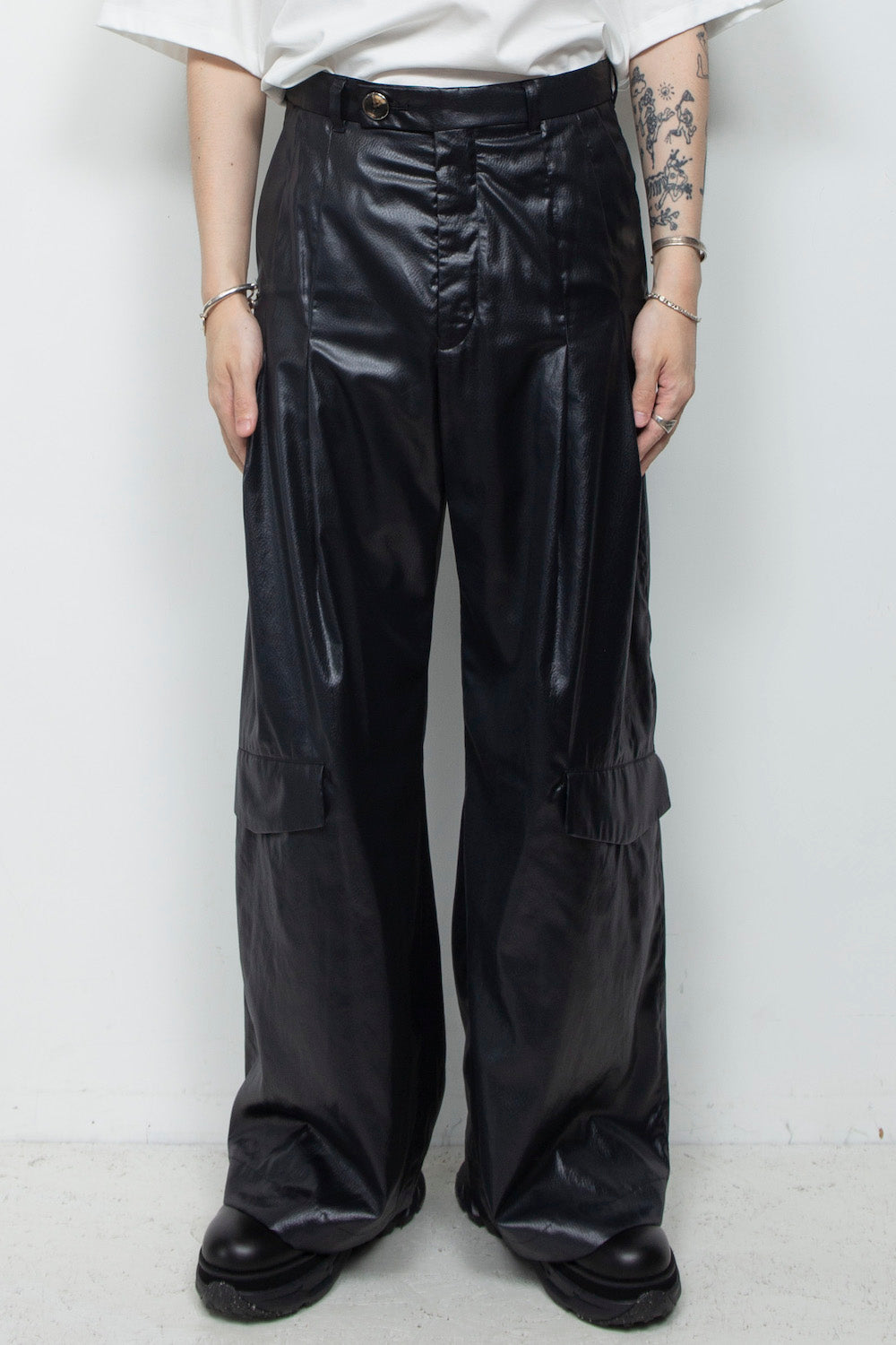 <LAST 1点> LB25AW-PT09-FFL | FAKE-FAKE LEATHER Ⅱ シンフラップバギートラウザー | BLACK