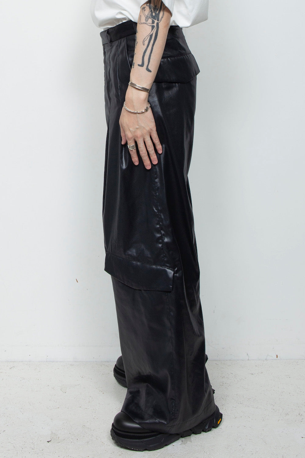 <LAST 1点> LB25AW-PT09-FFL | FAKE-FAKE LEATHER Ⅱ シンフラップバギートラウザー | BLACK