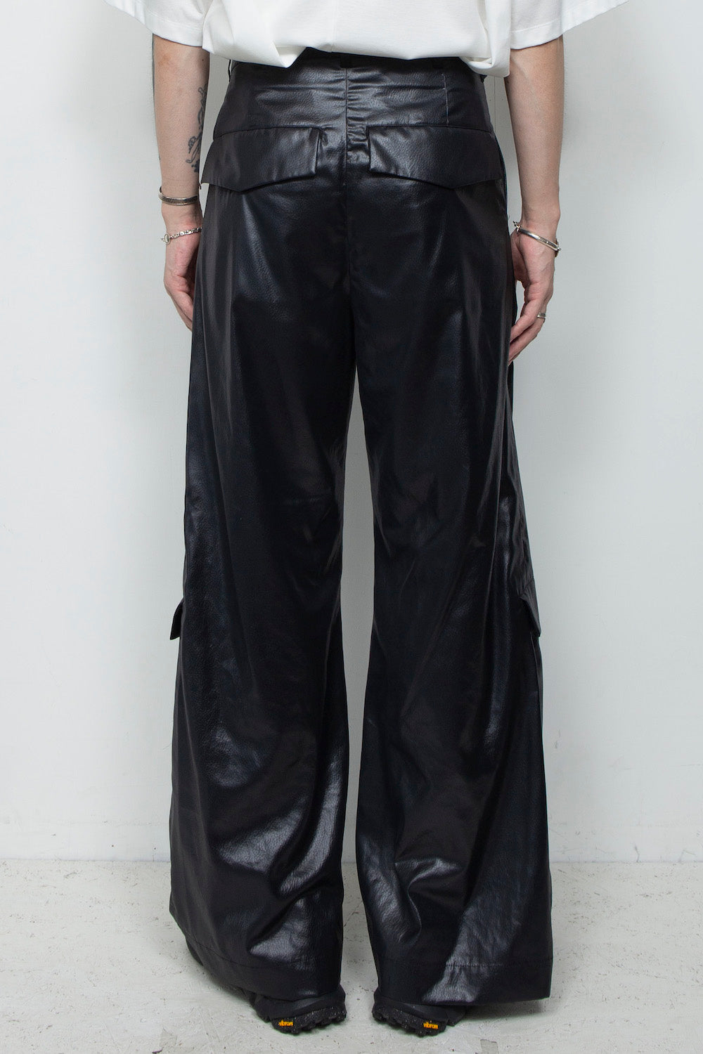 <LAST 1点> LB25AW-PT09-FFL | FAKE-FAKE LEATHER Ⅱ シンフラップバギートラウザー | BLACK