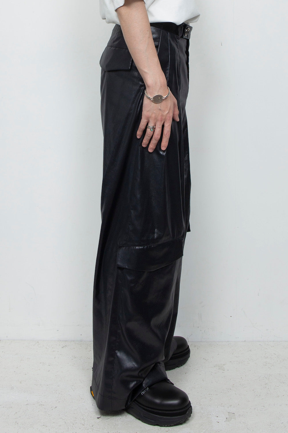 <LAST 1点> LB25AW-PT09-FFL | FAKE-FAKE LEATHER Ⅱ シンフラップバギートラウザー | BLACK