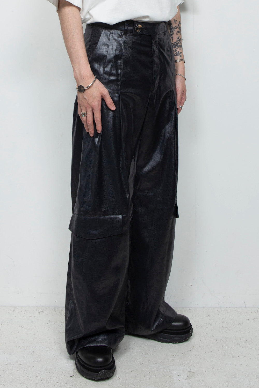 <LAST 1点> LB25AW-PT09-FFL | FAKE-FAKE LEATHER Ⅱ シンフラップバギートラウザー | BLACK