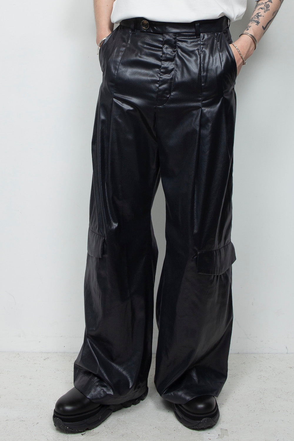 <LAST 1点> LB25AW-PT09-FFL | FAKE-FAKE LEATHER Ⅱ シンフラップバギートラウザー | BLACK