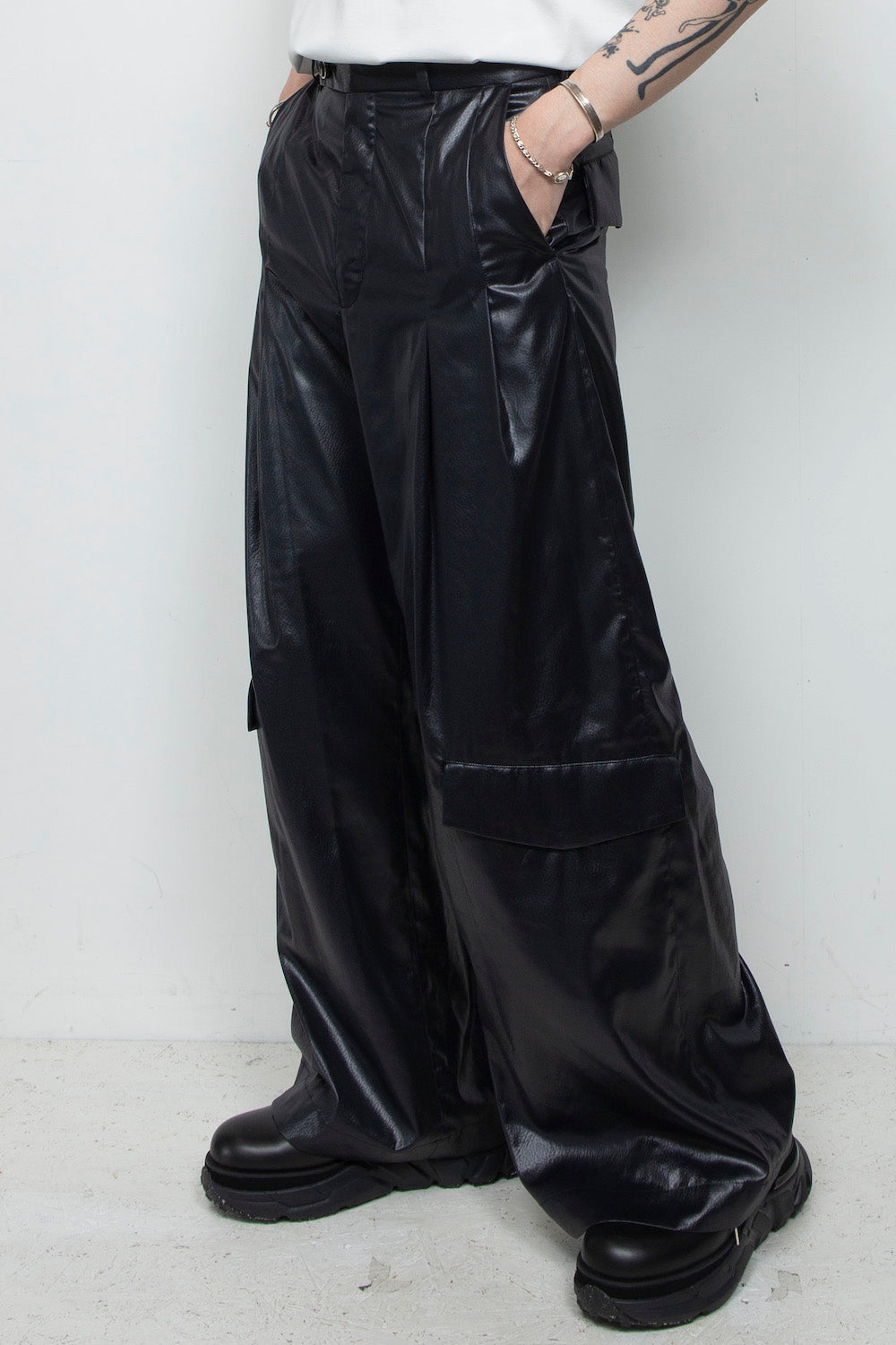 <LAST 1点> LB25AW-PT09-FFL | FAKE-FAKE LEATHER Ⅱ シンフラップバギートラウザー | BLACK
