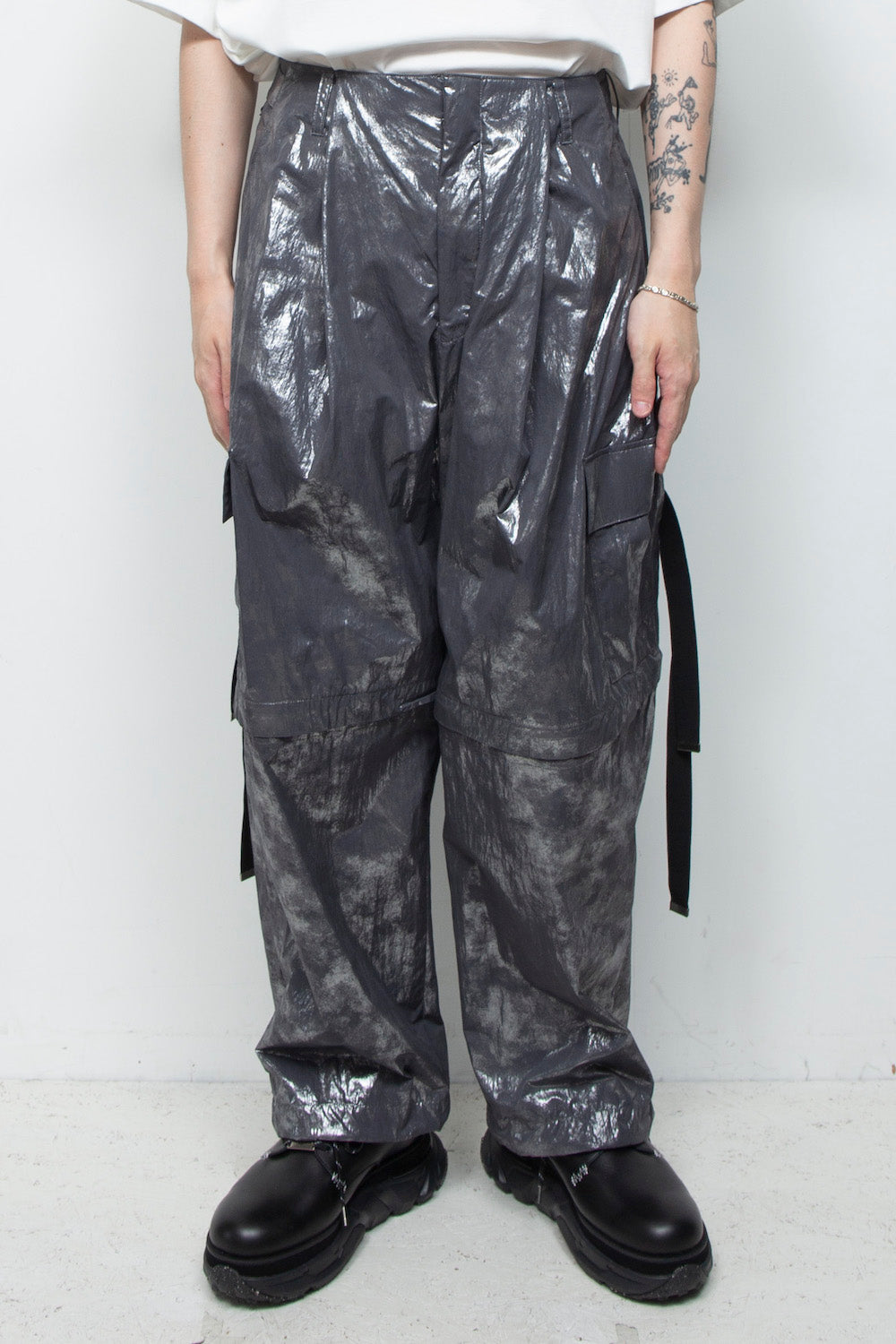 <LAST 1点>
LB25AW-PT05-HKW | ウォッシュドホイルコーティングデタッチャブルカーゴパンツ | STEEL GRAY