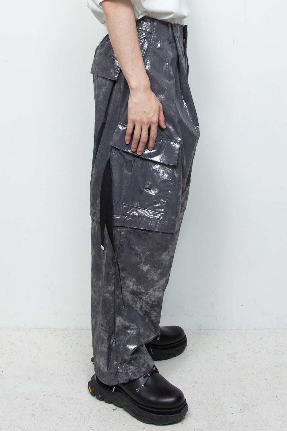 <LAST 1点>
LB25AW-PT05-HKW | ウォッシュドホイルコーティングデタッチャブルカーゴパンツ | STEEL GRAY