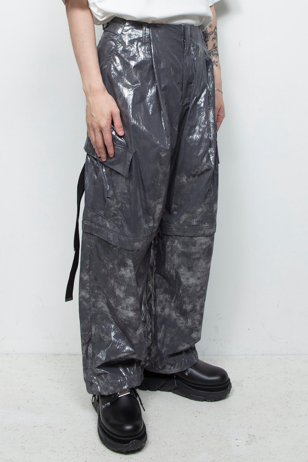 <LAST 1点>
LB25AW-PT05-HKW | ウォッシュドホイルコーティングデタッチャブルカーゴパンツ | STEEL GRAY