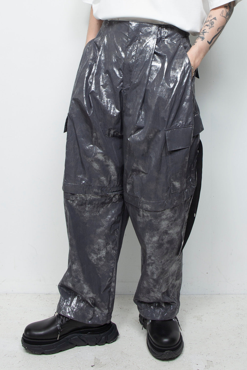 <LAST 1点>
LB25AW-PT05-HKW | ウォッシュドホイルコーティングデタッチャブルカーゴパンツ | STEEL GRAY