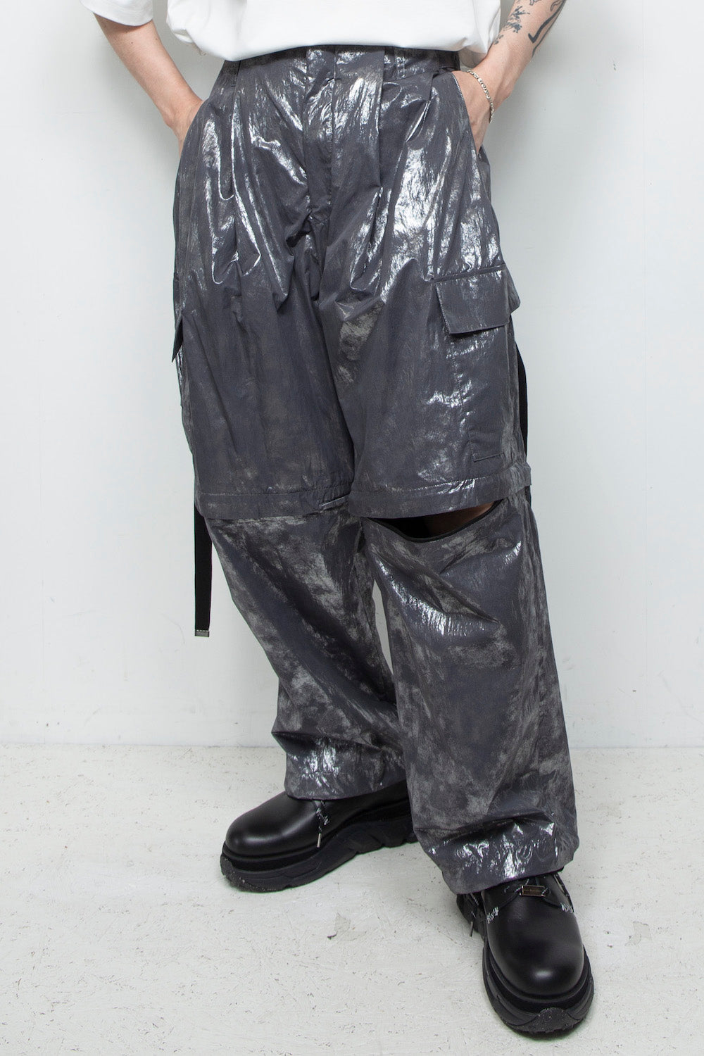 <LAST 1点>
LB25AW-PT05-HKW | ウォッシュドホイルコーティングデタッチャブルカーゴパンツ | STEEL GRAY