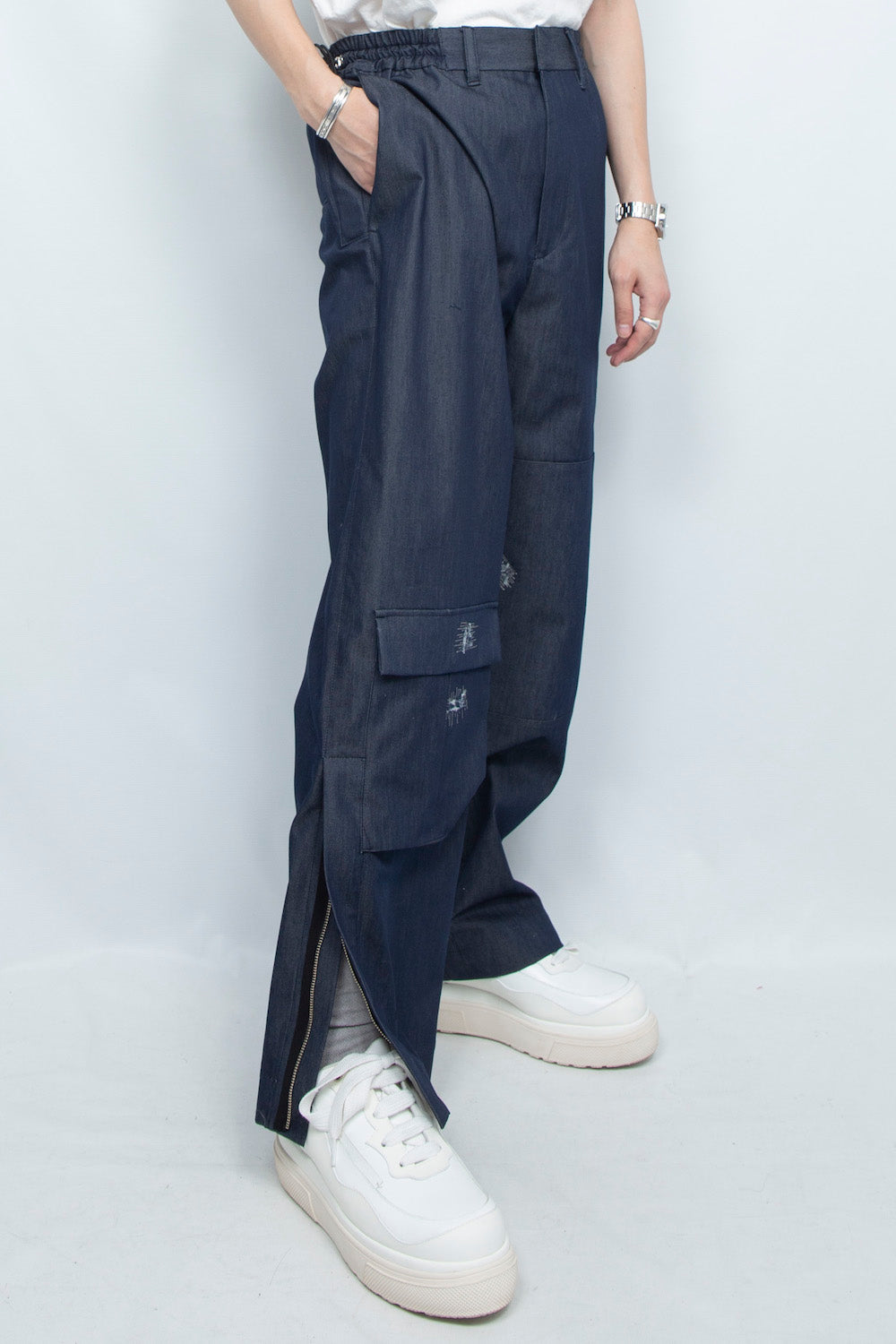 <LAST 1点>
LB25SS-PT07-DDI | COOLMOTION®️ダメージエンブロイダリーデニムペイントトラウザー | NAVY