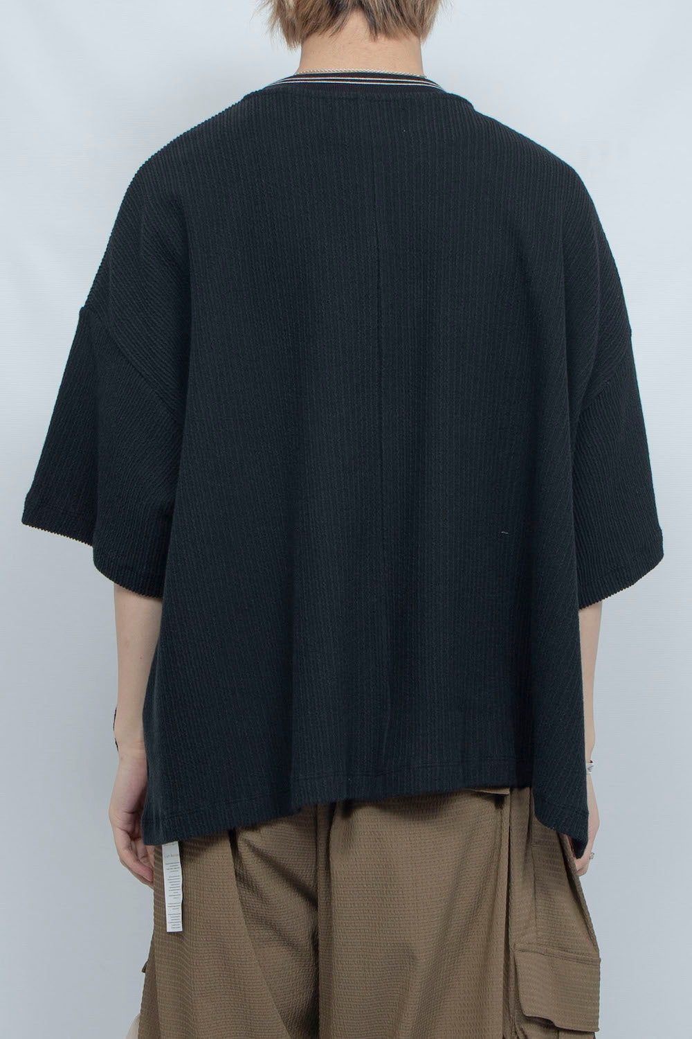 LB25SS-TE09-FRB |褶皱罗纹针织线领 T 恤 |黑色的