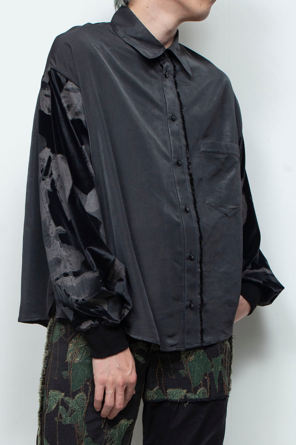 <last>
LB25AW-SH08-SPV-PVL | Velour Jersey Sleeve Easy Shirt | Black x Black</last>