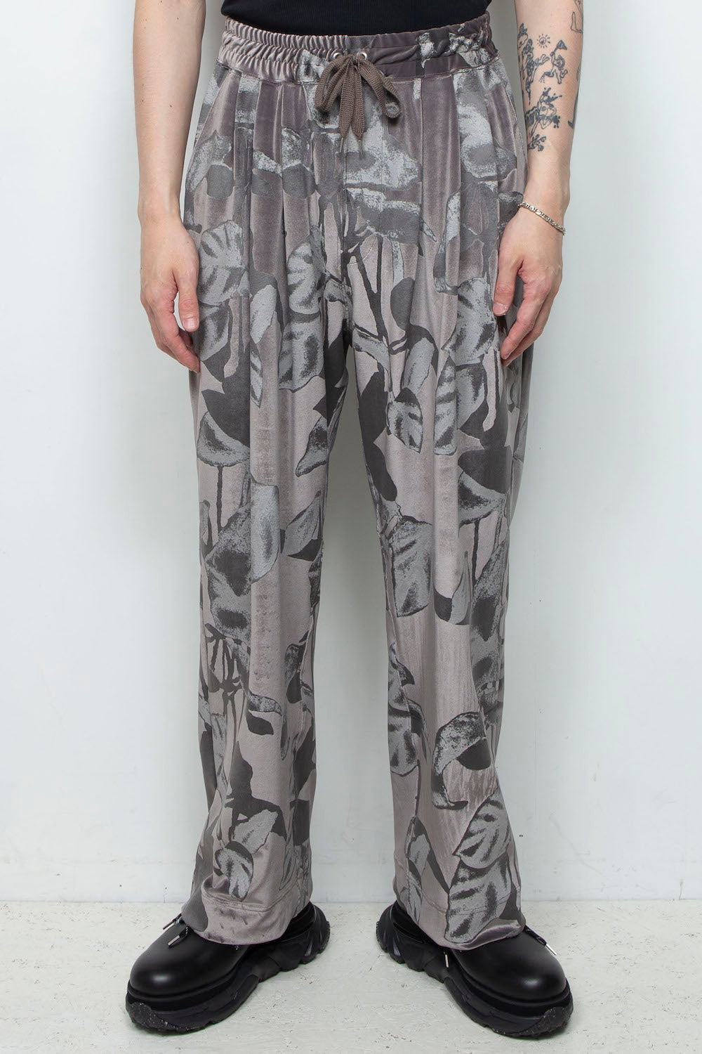 <last>
LB25AW-PT08-PVL | 3D Printed Velour Jersey Easy Pants | Charcoal</last>