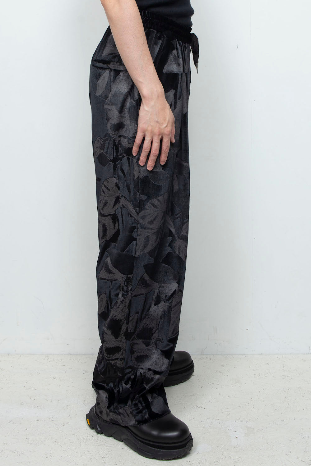 <last>
LB25AW-PT08-PVL | 3D Printed Velour Jersey Easy Pants | BLACK</last>