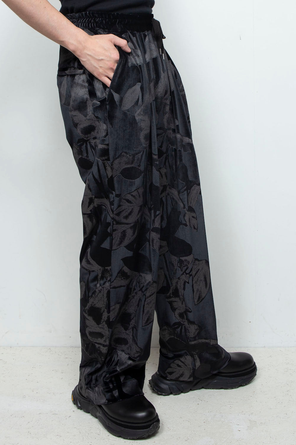 <last>
LB25AW-PT08-PVL | 3D Printed Velour Jersey Easy Pants | BLACK</last>