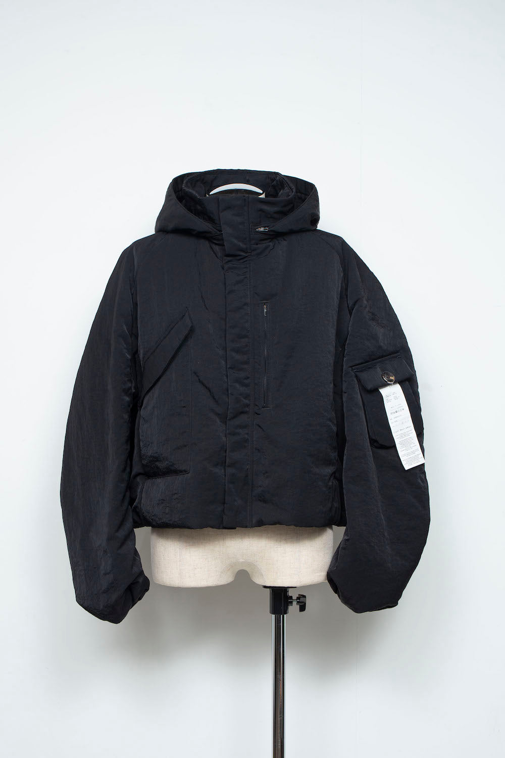 <LAST 1点> LB25AW-BL03-VTN | QUOISM®️パッティングショートフードブルゾン | BLACK