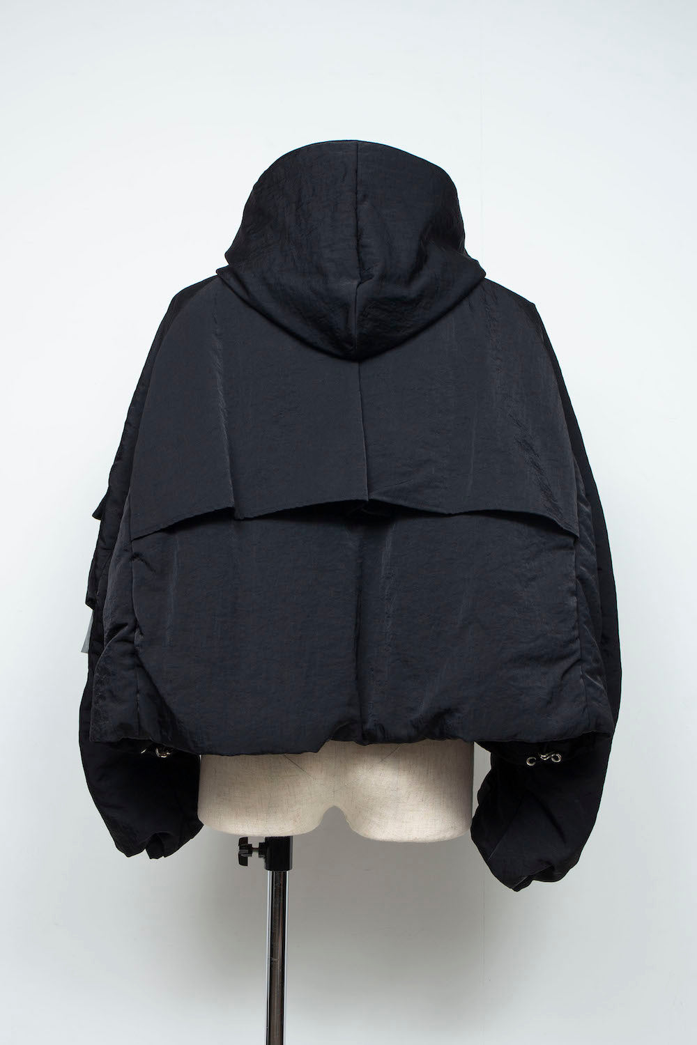 <LAST 1点> LB25AW-BL03-VTN | QUOISM®️パッティングショートフードブルゾン | BLACK