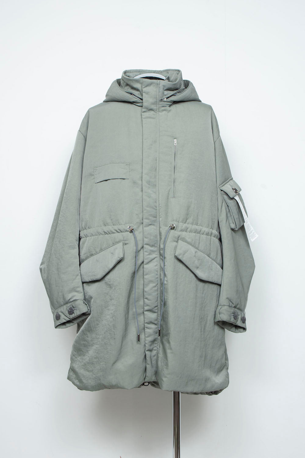 <LAST 1点> LB25AW-FC01-VTN | QUOISM®️パッティングフィッシュテールコート | SKY GRAY