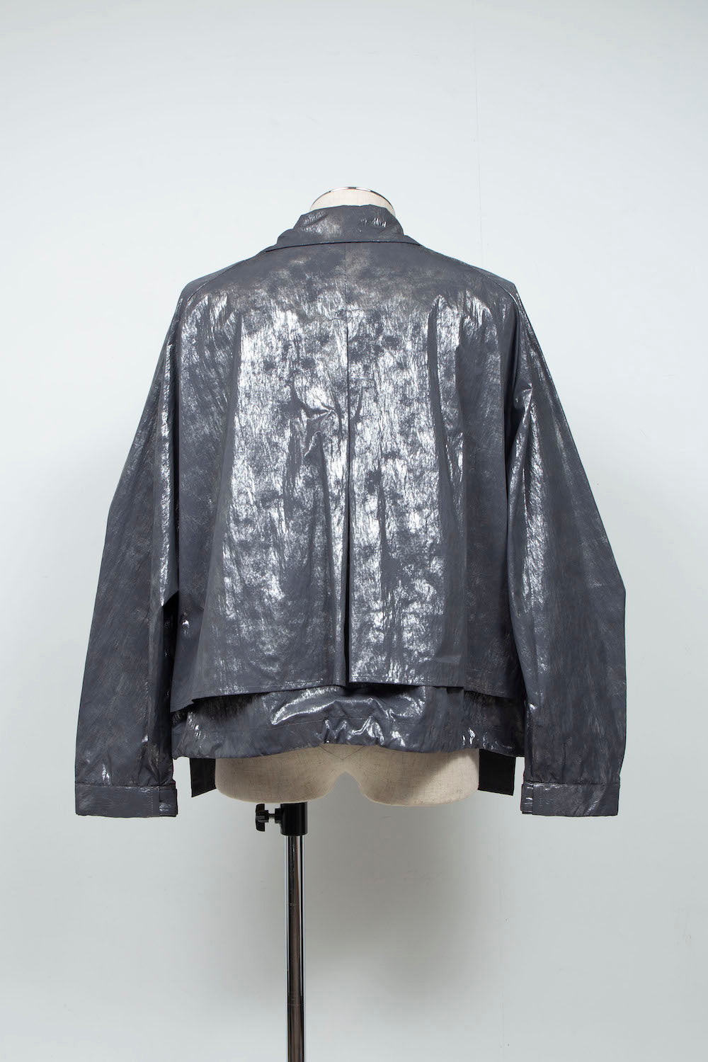 <LAST 1点> LB25AW-SH09-HKW | ウォッシュドホイルコーティングショートトレンチジャケット | STEEL GRAY
