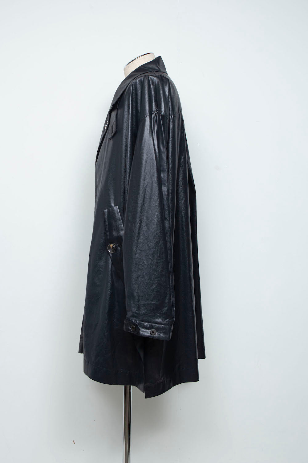 <LAST 1点> LB25AW-SHCO01-FFL | FAKE-FAKE LEATHER Ⅱ ステンカラーライトコート | BLACK