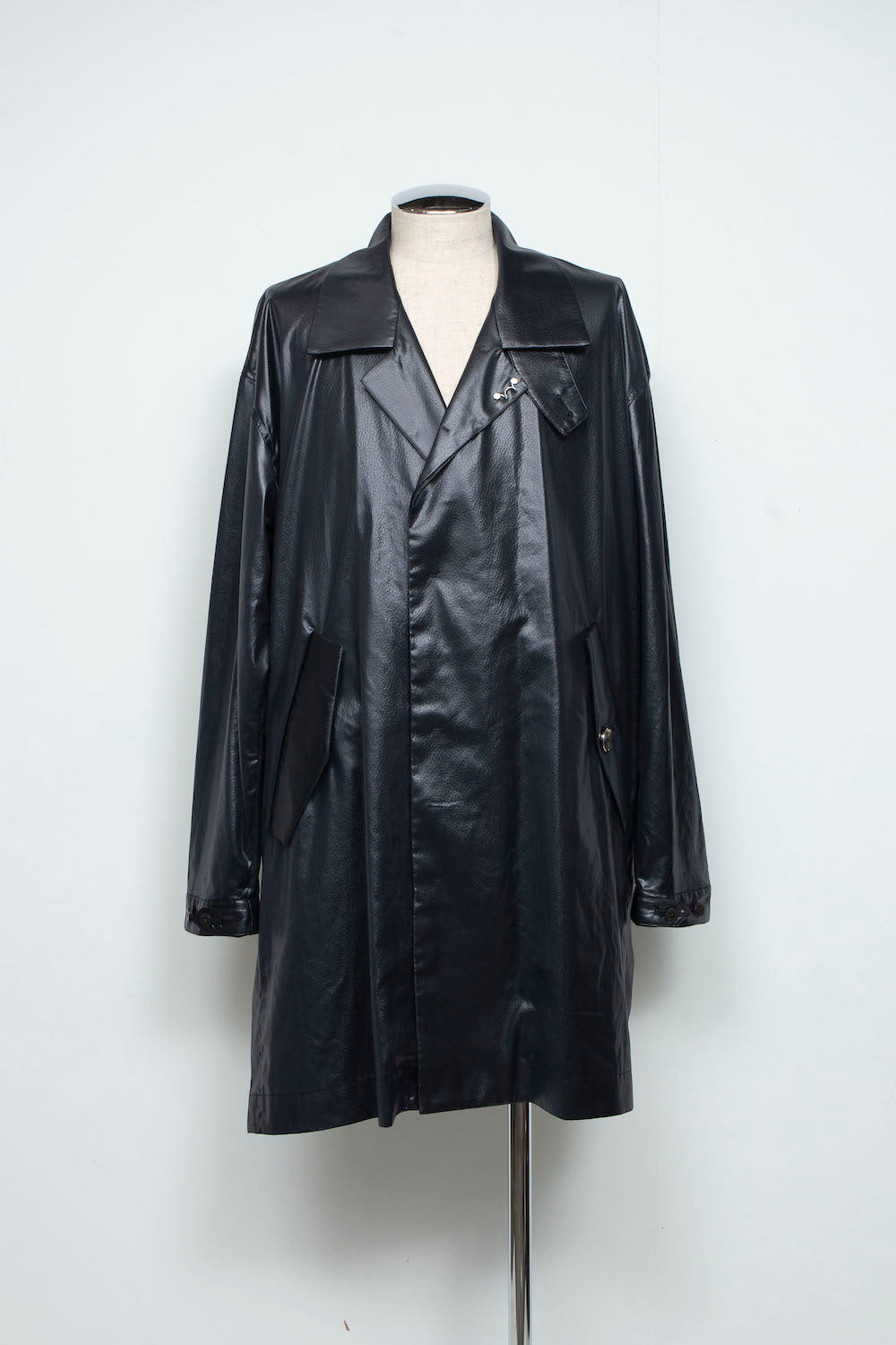 <LAST 1点> LB25AW-SHCO01-FFL | FAKE-FAKE LEATHER Ⅱ ステンカラーライトコート | BLACK