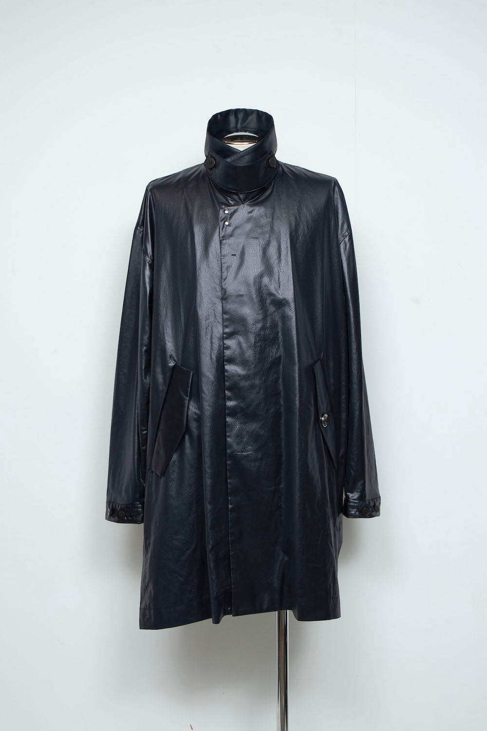 <LAST 1点> LB25AW-SHCO01-FFL | FAKE-FAKE LEATHER Ⅱ ステンカラーライトコート | BLACK