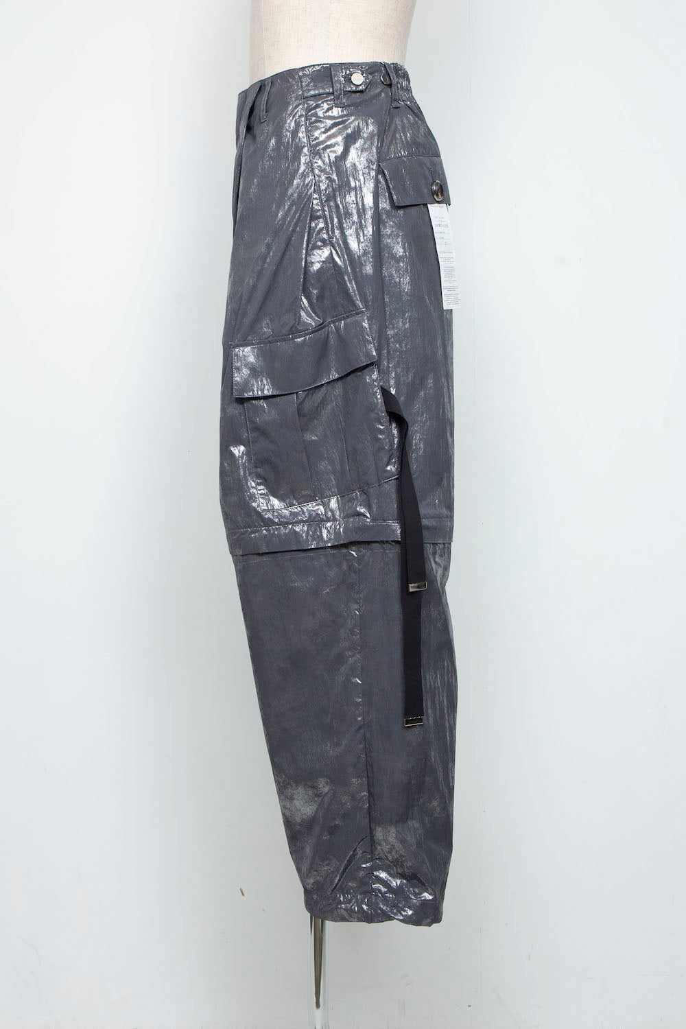 <LAST 1点>
LB25AW-PT05-HKW | ウォッシュドホイルコーティングデタッチャブルカーゴパンツ | STEEL GRAY
