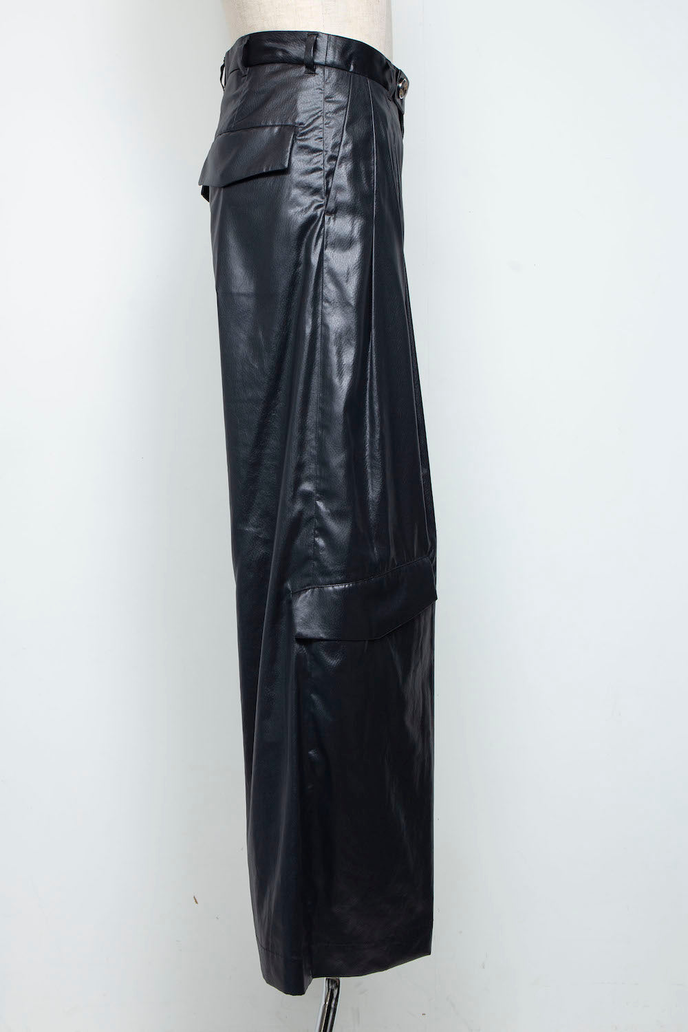 <LAST 1点> LB25AW-PT09-FFL | FAKE-FAKE LEATHER Ⅱ シンフラップバギートラウザー | BLACK