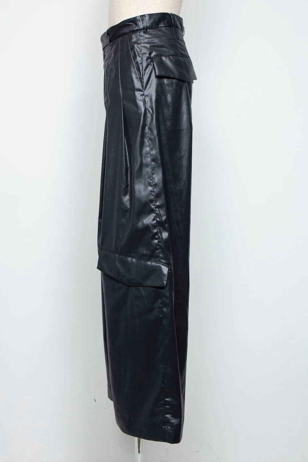 <LAST 1点> LB25AW-PT09-FFL | FAKE-FAKE LEATHER Ⅱ シンフラップバギートラウザー | BLACK