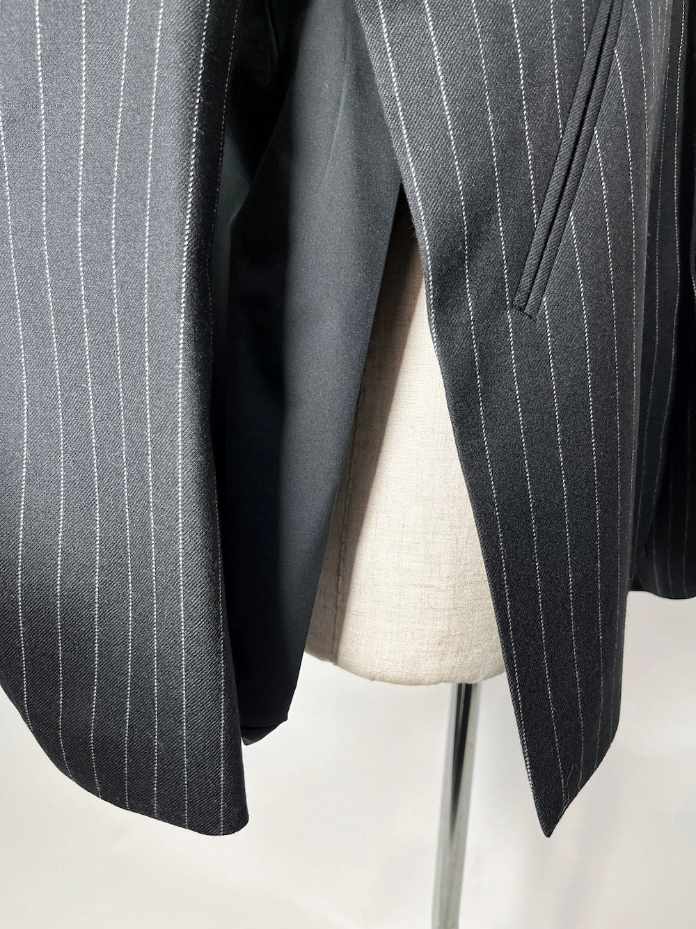 LB23AW-JK01-GST | バックパッディングホリデイジャケット | BLACK STRIPE